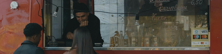 De decals of de acceptatiestickers staan op een zichtbare plek